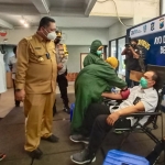 Direktur Operasi PT SIER Didik Prasetiyono mendampingi Plt. Wali Kota Surabaya Whisnu Sakti Buana dan Kapolrestabes Surabaya Kombes Pol. Johnny Eddizon Isir meninjau para pendonor plasma. (foto: ist)