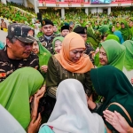 Khofifah saat menghadiri forum Pengajian Akbar Muslimat NU di Unisma Kota Malang, Minggu (9/6/2024).