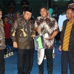 SELAMAT: Bupati Sidoarjo menyerahkan bandeng kawak kepada pemenang pertama lelang bandeng kawak yakni PT Minarak Brantas Gas, di Alun-alun Sidoarjo, Kamis (28/2) malam. foto: ist 