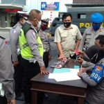 Kegiatan pemeriksaan senjata api oleh Kasipropam beserta anggotanya berlangsung di lapangan depan ruang Propam Polres Pamekasan, Selasa (07/07/20).