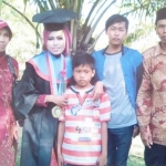 Lailatul Qomariyah foto bersama keluarganya usai diwisuda.