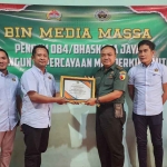 Ketua PWI Sidoarjo, Mustain, saat menyerahkan penghargaan ke Kapenrem 084/Bhaskara Jaya, Mayor Inf Imam Suyoso. Foto: Ist
