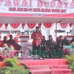 Wali Kota Blitar saat membuka pawai budaya. foto: AKINA/ BANGSAONLINE