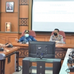 Bupati Sambari bersama Forkopimda ketika rapat evaluasi penerapan PSBB COVID-19. foto: SYUHUD/ BANGSAONLINE