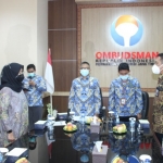 Dari kiri: Bupati Lumajang Thoriqul Haq, Bupati Banyuwangi Ipuk Festiandani, Kepala Perwakilan Ombudsman RI Jatim Agus Muttaqin, Sekda Ponorogo Agus Pramono, dan Bupati Bondowoso KH Salwa Arifin. foto: istimewa