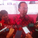 Nusyirwan Sujono, Ketua DPP PDI Perjuangan memberi keterangan pers terkait Konfercab 14 DPC Kabupaten/Kota yang dipercepat di Empire Palace, Surabaya. foto: DIDI ROSADI/ BANGSAONLINE