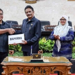 Sekdakot Kediri, Bagus Alit (kiri), saat menyerahkan Raperda kepada Ketua DPRD Kota Kediri, Gus Sunoto, didampingi Wakil Ketua DPRD Kota Kediri, Firdaus dan Katino. Foto: Ist