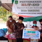 Penyerahan BLT Tahap II oleh Kepala Desa Tamidung dan Camat Batang-Batang kepada penerima manfaat.