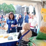 Pasar murah yang digelar Diskanla Jatim.