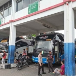 Anggota kepolisian bersama petugas dari Terminal Bus Purabaya, Bungurasih, Waru, Sidoarjo saat berkoordinasi pemeriksaan dan patroli dialogis di keberangkatan bus tujuan Bali, Selasa (8/11/2022).