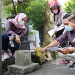 Petugas saat mengecek pilar batas wilayah antar-kelurahan di Kota Kediri. Foto: Ist