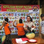 ?Jajaran Mapolres Pacitan saat menggelar jumpa pers terkait penggerebekan judi sabung ayam di Sudimoro. Foto : IST