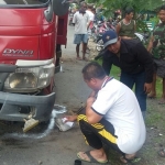 Korban saat dievakuasi berada persis di bawah truk bagian depan