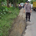 Petugas Satlantas Polres Tuban, saat melakukan olah TKP. Foto : Ist