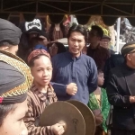 Terlihat Bupati Madiun hadir ditengah masyarakat saat kirab Dongkrek di desa Mejayan. Foto : Hendro Suhartono/BANGSAONLINE.com