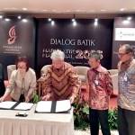 Dirut PG, Nugroho Christijanto bersama Ketua Yayasan Batik Indonesia,  Jultin Ginanjar Kartasasmita dan Ketua Asosiasi Pengrajin Batik Jawa Timur (APBJ), Putu Sulistiani  saat teken  kerjasama kemitraan di Jakarta. foto: SYUHUD/ BANGSAONLINE