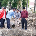 Bupati Fadeli saat cek langsung di lokasi pipa PDAM yang bocor.