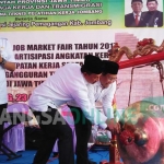 Ketua DPRD Jatim Abdul Halim Iskandar dan Bupati Jombang 
 yono Suharli Wihandoko saat memukul gong pembukaan job fair, Rabu (23/8/2017). foto: ROMZA/ BANGSAONLINE
