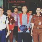 Sukisno, mantan Kepala Desa Rahayu, Kecamatan Soko, Kabupaten Tuban saat digelandang ke kantor Kejari. Berkasnya telah lengkap dan segera disidangkan.