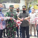 Bupati Fadeli saat potong pita peresmian pasar tangguh di Pasar Baru Lamongan