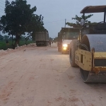 PU Bina Marga Lamongan saat meninggikan ruas Jalan Pucangro yang diterjang banjir.