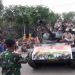 Wabup Moh. Qosim bersama pejabat Forkopimda naik tank saat pawai perjuangan untuk memperingati HUT Kemerdekaan RI ke-72. foto: SYUHUD/ BANGSAONLINE