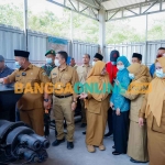 Bupati Gresik, Fandi Akhmad Yani, saat mencoba mesin TPS3R. Foto: SYUHUD/BANGSAONLINE
