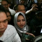 Vanessa Angel didampingi pengacaranya saat menjawab pertanyaan wartawan.