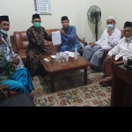 Ketua Ahlul Halli Wal-Aqdi Prof. Dr. KH. Imam Ghazali Said (memegang dokumen sebelah kanan) bersama para anggota Ahwa lainya. Yaitu KH Mas Mansur Tholchah, KH. Kemas Abdurrahman, KH Qodi Syafii, dan KH Mas Sulaiman Nur. foto: ist