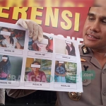 Kapolres menunjukkan sebagian foto para PSK yang disediakan Yulianti, mucikari yang telah ditangkap polisi. foto: EKY NURHADI/ BANGSAONLINE