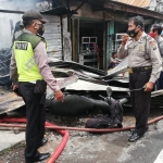 Petugas sedang memeriksa lokasi kebakaran.