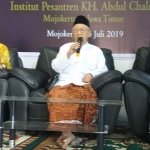 Dr. Ir. KH Salahuddin Wahid (Gus Sholah) saat menjadi pembicara pada Seminar Nasional bertema “Menuju Indonesia yang Adil dan Makmur” di Guest House Institut KH Abdul Chalim di Pondok Pesantren Amantul Ummah Pacet Mojokerto, Jumat (26/7/2019). Tampak sebelah kiri Gus Sholah, KH As