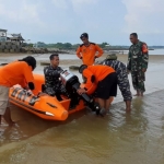 Tim FRPB Pamekasan di bawah Instruktur Letda Laut (P) Fauzan Abdillah sedang mendapatkan materi pengenalan bagian-bagian mesin perahu dan fungsinya sekaligus praktik pengoperasiannya.