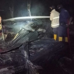 Petugas Pemadam Kebakaran saat melakukan pembasahan di sebuah kandang ayam yang berada di Dusun Kalangan, Desa Lawak, Kecamatan Ngimbang, Lamongan, setelah diketahui terbakar. 