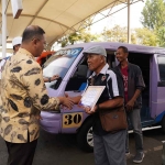 Pj Wali Kota Batu, Aries Agung Paewai, saat memberi bantuan untuk sopir angkot.