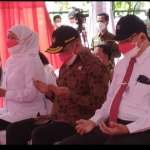 Tampak Menko PMK Muhadjir Effendy (tengah, pakai baju batik), Gubernur Jawa Timur Khofifah Indar Parawansa, Wagub Emil Dardak,  dan Rektor Unair Moh Nasih sedang mengamini doa yang dipimpin Prof Dr KH Asep Saifuddin Chalim, MA, dalam acara Seremoni Uji Klinik Vaksin Merah Putih di RSUD Dr Soetomo Surabaya, Rabu (9/2/2022). Foto: MMA/BANGSAONLINE.com