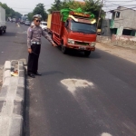 Polisi memeriksa lokasi kecelakaan tunggal.