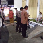 Warga yang kedapatan nyangkruk di warung juga diminta pulang setelah diberi sosialisasi.