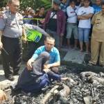 Imam Muslimin dan Ana melihat jenazah ketiga anaknya hangus terbakar hanya bisa meratapi. Ana sempat mengelus kepala anaknya yang terbakar.