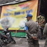 Salah satu kedai bakso yang menyediakan miras dan LC di Jalan Kalimas Perak Surabaya.