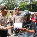 Kapolres Blitar AKBP Slamet Waloya saat melakukan pengecekan kelengkapan berkendara pada pelaksanaan operasi zebra 2017. foto: AKINA/ BANGSAONLINE