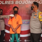 Tersangka Mujiharto alias Mbahto (54), Warga Desa Ngaglik, Kecamatan Kasiman, Kabupaten Bojonegoro. (foto: ist)