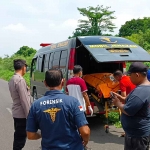 Polisi saat melakukan evakuasi penemuan mayat di Sungai Brantas Sidoarjo.