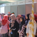 Para pencari kerja yang hadir di Job Fair sedang memilih lowongan pekerjaan.