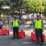 Sejumlah petugas tampak disiagakan di sekitar kantor KPU Tuban.