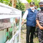 Komandan Lantamal V, Laksamana Pertama TNI Yoos Suryono Hadi, didampingi Bupati Lamongan, Yuhronur Efendi, saat Penutupan Kegiatan Karya Bakti TNI AL Tahun 2021 di Desa Labuhan, Kecamatan Brondong.