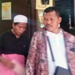 Korban Alawi (kiri) saat melapor kejadian pembobolan uang di jok motornya ke Mapolres Pamekasan.