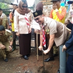 Walikota Malang H.M Anton, didampingi Ketua Kwartir Pramuka Kota Malang  Hj. Dewi Farida S, secara simbolis membuat biopori di RW 7 Kampung Wareng, Kelurahan Kedungkandang, Kota Malang, Senin (18/12). Foto: IWAN IRAWAN/BANGSAONLINE