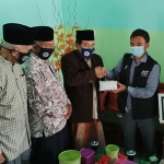 Ketua Umum PUI Kediri Raya Rahmad Mahmudi saat menyerahkan dana bantuan kemanusiaan kepada Tim ACT Kediri Ichwan (Partnership) dan Amaliah (Marketing Communication) di Sekretariat PUI Kediri Raya, Jalan Sersan Suharmaji, Kelurahan Manisrenggo, Kota Kediri. (foto: MUJI HARJITA/BANGSAONLINE)