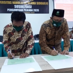 TEKEN: Bawaslu Unusida menandatangani kerja sama pengawasan partisipatif Pilbup Sidoarjo 2020, di kampus Unusida, Jumat (18/9). foto: MUSTAIN/ BANGSAONLINE